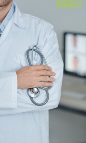 Saúde Completa em Primeiro Lugar Médico clínico geral conversando com um paciente durante a consulta.