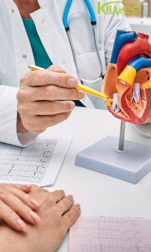 Cuide da Saúde do Seu Coração Médico cardiologista medindo a pressão arterial de um paciente em consulta.