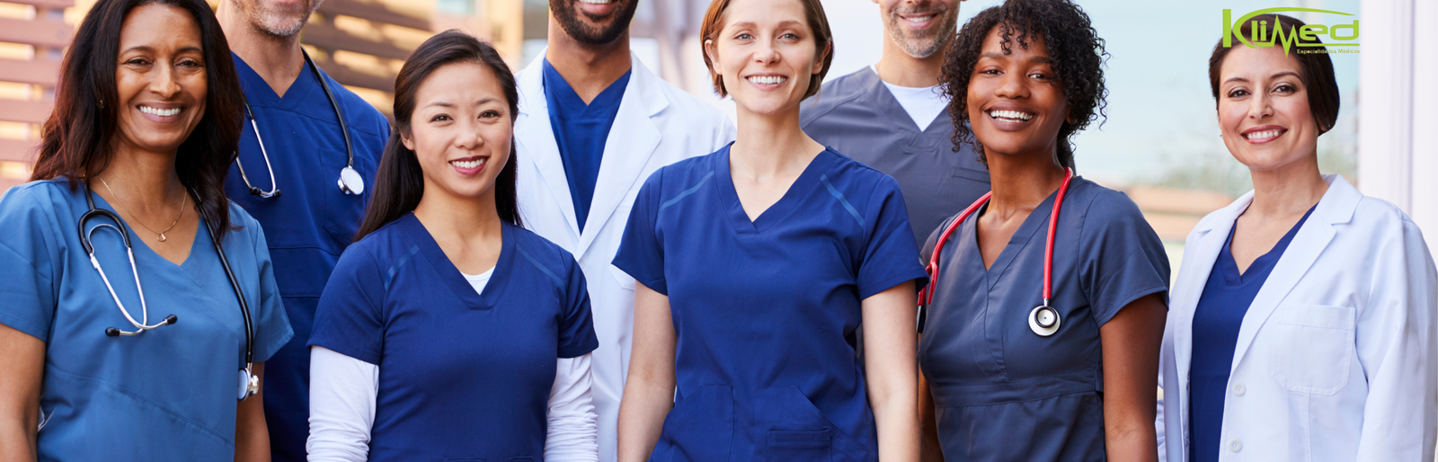 Equipe Médica: Cuidado e Dedicação à Sua Saúde Equipe médica diversificada com médicos e enfermeiros sorrindo em um ambiente hospitalar.